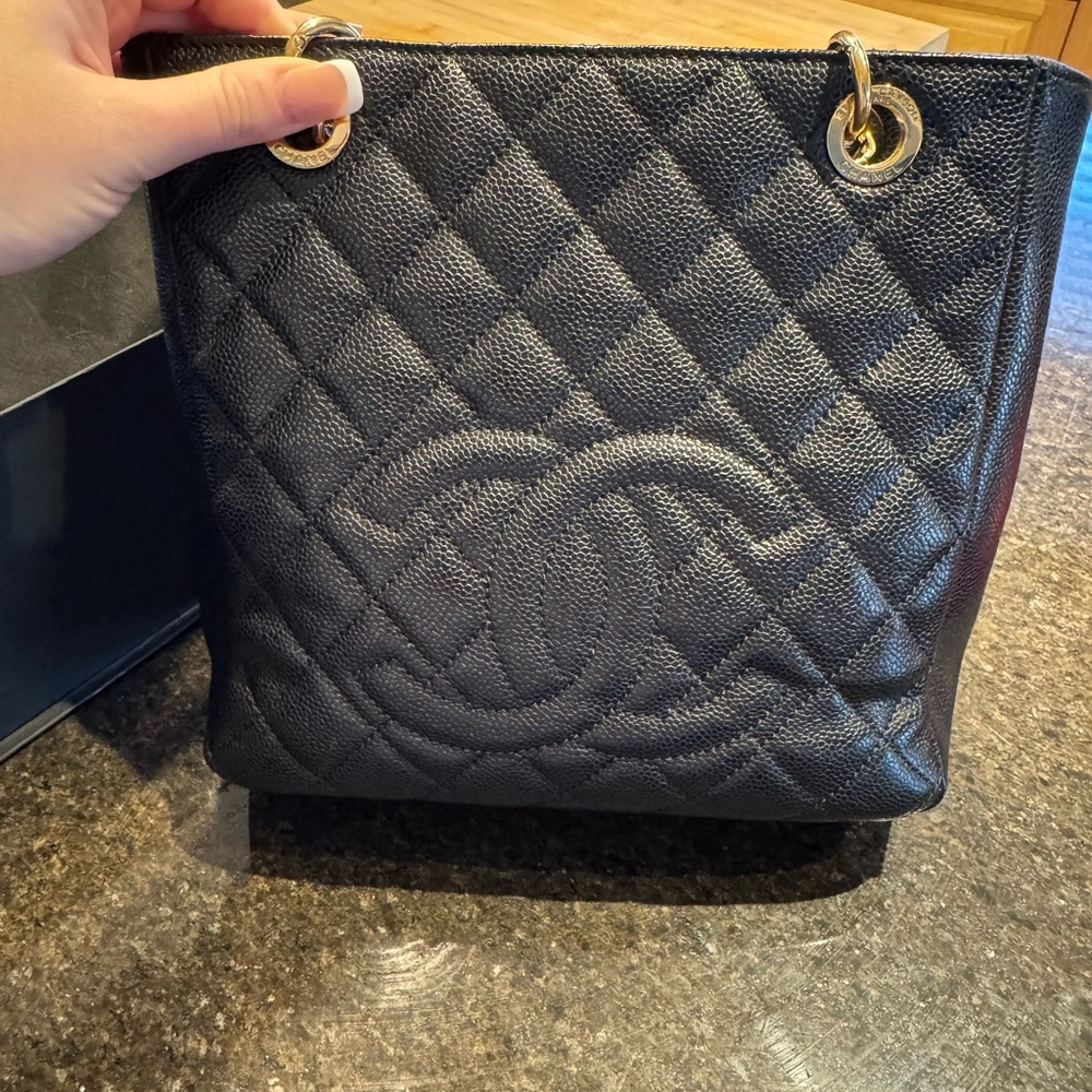 CHANEL Black Quilted Shoulder Bag with Gold Hardware - Picture 4 of 5